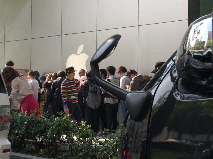 iPhoneXの発売日、大阪のアップルストアは大行列
